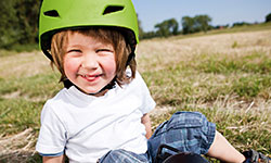 Kind mit Fahrradhelm
